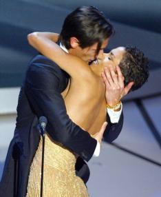 AFPUn beso de película, el que se dieron el pianista y la chica OO7