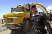 Un policía jordano protege un camión con ayuda humanitaria. AP