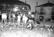 La colaboración de las personas que acuden a Pedraza para iluminar con velas la villa es otro de los atractivos de los conciertos en esta localidad segoviana. ABC