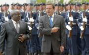 Schröder, junto al presidente de Burundi, Domitin Ndayizeye, ayer en Berlín. DPA