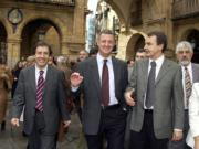 Villalba -izquierda-, Caldera -centro- y Zapatero, en un paseo ayer por Salamanca. D. ARRANZ