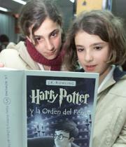 «Harry Potter y la Orden del Fénix» se vendía ayer en algunas librerías madrileñas; en el almacén todo era mutismo sobre el libro. FOTOS: MIGUEL BERROCAL Y DANIEL G. LÓPEZ