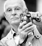 Henri Cartier-Bresson, capturado antes de realizar una fotografía con su inseparable Leica II