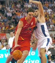 Pau Gasol frente al griego Dimosthenis Dikoudis. Epa