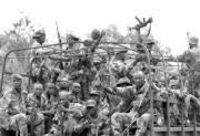 Tropas marfileñas regresan del frente de Yamusukro tras enfrentarse supuestamente a una ofensiva rebelde. REUTERS