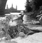 Cuanto mayor es la ciudad, mayor su efecto contaminante. En la imagen, el Ebro a su paso por Zaragoza. FABIÁN SIMÓN