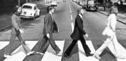 Los Beatles cruzan el paso de cebra de Abbey Road en una de las más famosas carátulas de la discografía del siglo XX