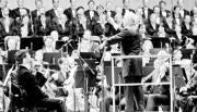 Daniel Barenboim dirige a la Staaskapelle Berlin Orchesta durante el concierto celebrado el viernes por la noche en la Plaza Mayor
