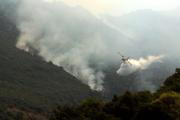ICAL Los retenes de bomberos intentan sofocar las llamas en la pedanía leonesa de Yeres, próxima al paraje natural, declarado Patrimonio de la Humanidad, de Las Médulas
