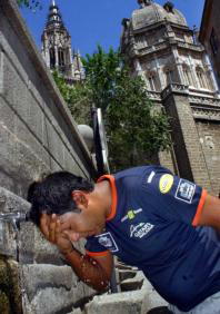 EFE EFE Un turista se refresca en Toledo