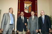 D. A. Battaner junto a Lanzarote (izq.) y Víctor García de la Concha, director de la RAE