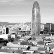 La imponente torre Agbar verá transformar las antiguas industrias del Poblenou