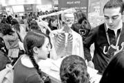 Un grupo de alumnos en una sesión práctica de anatomía celebrada en Aula
