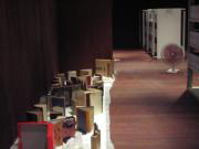 Una hilera de los libros que fueron sacados de la sala que sufrió las humedades, frente a un potente ventiladorFOTO: ABC