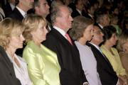 ABC Los Reyes, rodeados por la ministra de Sanidad, Elena Salgado; la presidenta de la Comunidad de Madrid, Esperanza Aguirre, y el presidente del Tribunal Supremo, Francisco José Hernando, guardan un minuto de silencio por las víctimas de Valencia