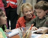 La vicepresidenta Primera del Gobierno María Teresa Fernández de la Vega, junto a unos niños en Santa Cruz de la Sierra - Bolivia