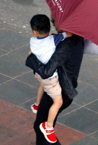 Angelina sostiene en sus brazos a su nuevo hijo, Pax