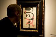 PABLO MESEGAR Un hombre observa en la galería Manuel Barbié un óleo sobre lija de Miró cuyo precio es de 750.000 euros ABC «Man at Washbasin», de Bacon (galería Marlborough), cuesta 23,2 millones de euros, el precio más alto de una obra en ARCO
