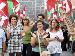La alcaldesa de Mondragón, Inocencia Galparsoro (ANV), aplaudida hace pocos días por algunos de sus vecinos después de ser excarcelada tras pago de una fianza. /EFE