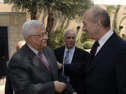 Olmert (derecha) y Abbas se saludan, justo antes del encuentro de hoy. /REUTERS