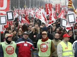 Unas 35.000 personas se han manifestado en Zaragoza con el lema "Ante la crisis: Empleo y protección social". / Efe