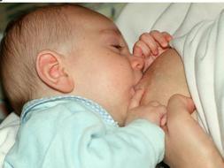 Una experta advierte de que alimentar a los bebes dormidos fomenta las caries