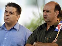 Fotografía de archivo del 20 de mayo de 2005 que muestra al vicepresidente cubano Carlos Lage (d) y al canciller Feipe Pérez Roque (i) durante un acto político en La Habana (Cuba). / Efe