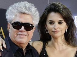 El director manchego junto a Penélope Cruz, en el estreno de la película./ Efe