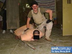 Difunden parte de las imágenes de torturas en Irak que Obama quiere vetar