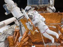 El astronauta Massimino trabaja en el Hubble. /Ap