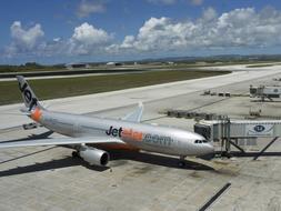 El Airbus A330-220 de la compañía Jetstar, filial de Qantas Airways, que ha tenido que aterrizar de emergencia en la isla de Guam después de que se produjese un incendio en la cabina del piloto, lo que ha impedido cubrir el trayecto completo entre Japón y Australia. / Ap