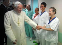 El Papa, operado con éxito de una fractura en su muñeca derecha