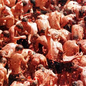 La Tomatina tiñe de rojo Buñol