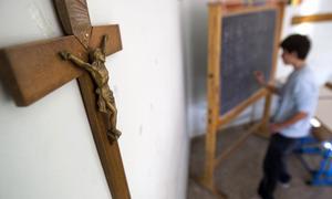 El Congreso pide al Gobierno suprimir el crucifijo de los colegios públicos