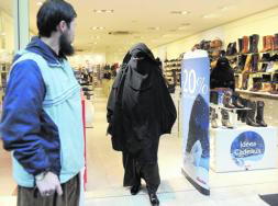 socialistas, extrema, derecha, oponen, antiburka, francia