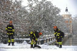 AFP Efectivos de la Unidad Militar de Emergencias retiran ayer nieve y hielo en los jardines del Palacio Real de Aranjuez