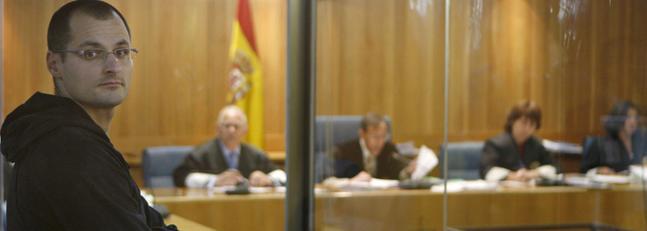 Volverán a juzgar al reo que gritó «Gora ETA» en el funeral de su padre