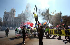 ÓSCAR DEL POZO Dos figuras de la muerte con guadañas y un agente colgado abrieron, ayer, la marcha festiva