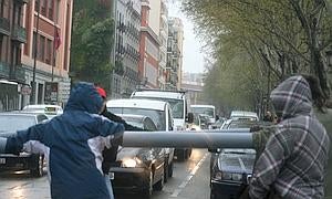 Jóvenes anti-bolonia bloquean el tráfico en el paseo del Prado