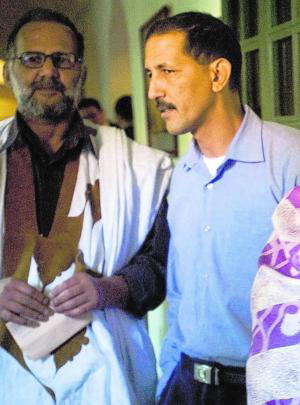 LUIS DE VEGA Brahim Dahane (dcha.), saharaui preso en Marruecos