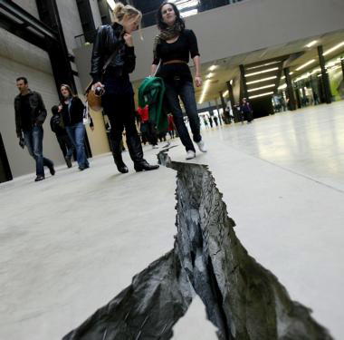 EFE Salcedo agrietó en 2007 la Sala de Turbinas de la Tate Modern