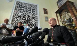 REUTERS El cardenal Ortega habla a la prensa en La Habana frente a una réplica de la Virgen del Cobre, patrona de Cuba