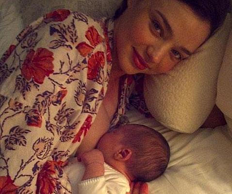 Miranda Kerr Da A Luz De Forma Natural Y Sin Ninguna Medicacion Contra El Dolor