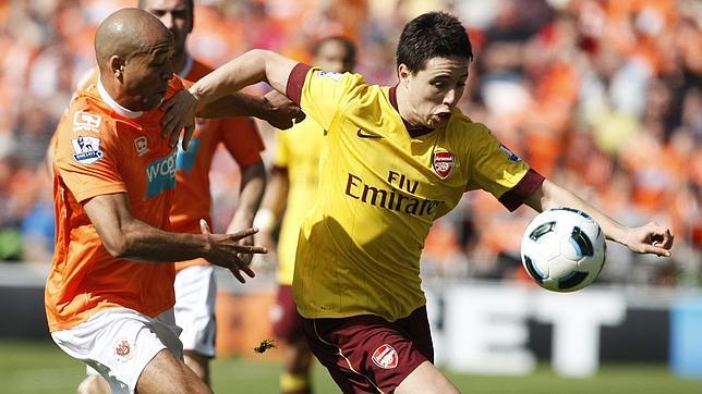 El Arsenal vence y sigue al acecho del Manchester United