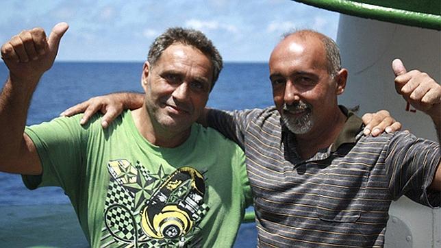Los dos marineros gallegos del «Vega 5» viajan en avión rumbo a España