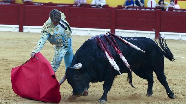 El Cordobés prende la primera hoguera y sale a hombros