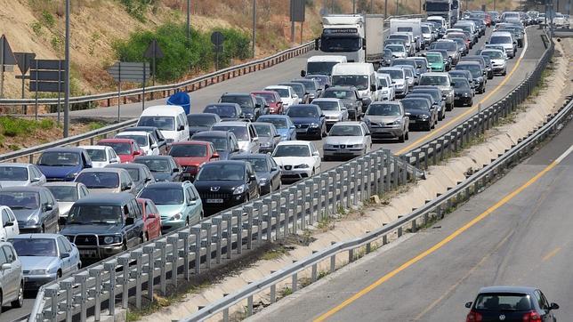 Las obras y el puente del Corpus causan retenciones kilómetricas en las carreteras españolas