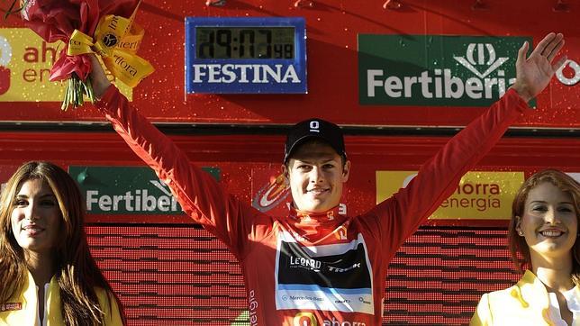 El danés Fuglsang, primer líder tras ganar el Leopard la crono por equipos
