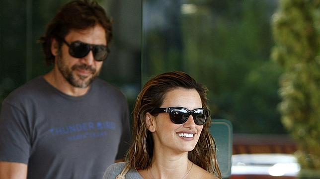 Penélope Cruz, arropada por Javier Bardem y Leo en Sarajevo