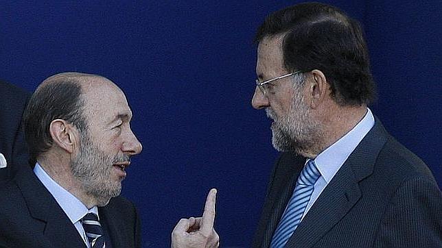 Rajoy, con traje gris y corbata azul; Rubalcaba se encierra en Ferraz